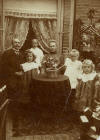 Het gezin van Theodorus Johannes Gerardus van der Kort met zijn 3e vrouw Maartje de Kort en kinderen uit het 2e en 3e huwelijk