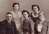 Rinze Jaasma en gezin ca. 1945.jpg (43633 bytes)